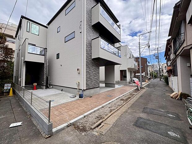 【前面道路】3.3Ｍ道路に面した立地で陽当りに恵まれております。歩道もしっかり整備されておりますので、小さなお子様がいらっしゃるファミリー層にも安心です。