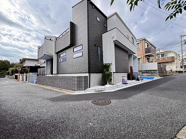 【前面道路】お車の出し入れも便利な前面道路です。歩道もしっかり整備されておりますので、小さなお子様がいらっしゃるファミリー層にも安心です。