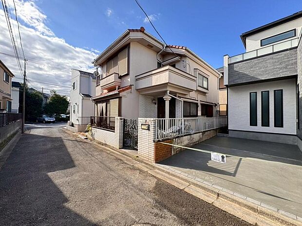 【前面道路】お車の出し入れも便利な前面道路です。歩道もしっかり整備されておりますので、小さなお子様がいらっしゃるファミリー層にも安心です。