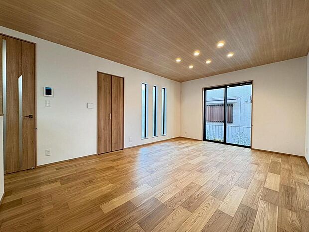 【リビング】リビングはご家族やお客様との時間など、多くの時を刻む空間。建築家が吟味を重ねたこだわりの設計です。