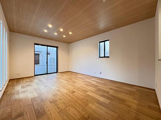 【ダイニング】リビングは15.7帖ございます。開放感と採光に拘り、窓を多く設置したリビングルーム。1階でも明るく風通しの良い空間ができました。