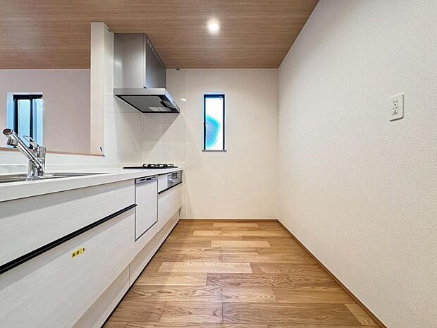 【キッチン】機能充実のシステムキッチンです。浄水器一体型水栓に3口グリルコンロ、食洗器と充実しておりママの家事をサポート致します。