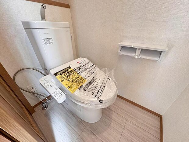 【トイレ】白を基調とし、清潔感をデザインしたトイレ空間です。使い心地もしっかり追求した先進のトイレを搭載しております。