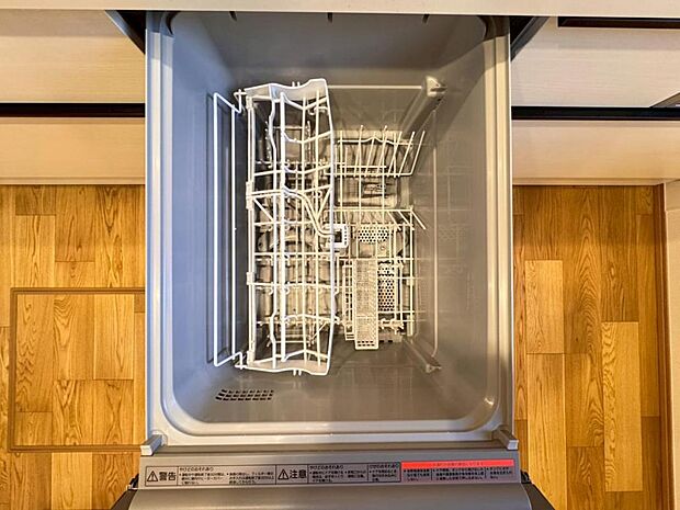 【食洗機】しつこい油汚れもサッと溶かして洗います。除菌も出来るので小さなお子様の食器洗いにも安心です。また、手洗いに比べて使用水量はごくわずか。時間と水道の節約になります。