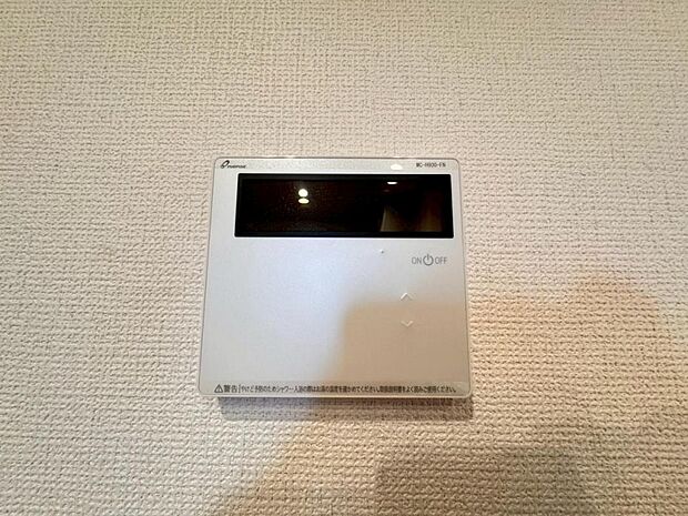 【オートバス】離れた場所からでも浴槽の操作が可能な追い焚き機能付きです。セミオート式になりますので操作も楽々。