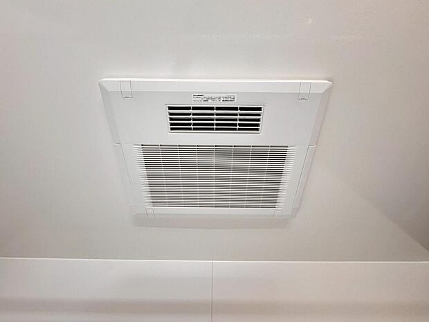 【浴室換気乾燥機】「浴室換気乾燥機」は梅雨の季節や春先の花粉の季節、最近ではPM2.5や黄砂の飛来対策としても外干しせずに室内で乾燥できるため、とても便利です。