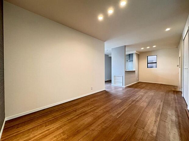 【リビング】リビングは１６．５帖ございます。外からの視線が気になりにくい２階リビング。プライベートを守りながら、ご家族との楽しい時間をお過ごし頂けます。