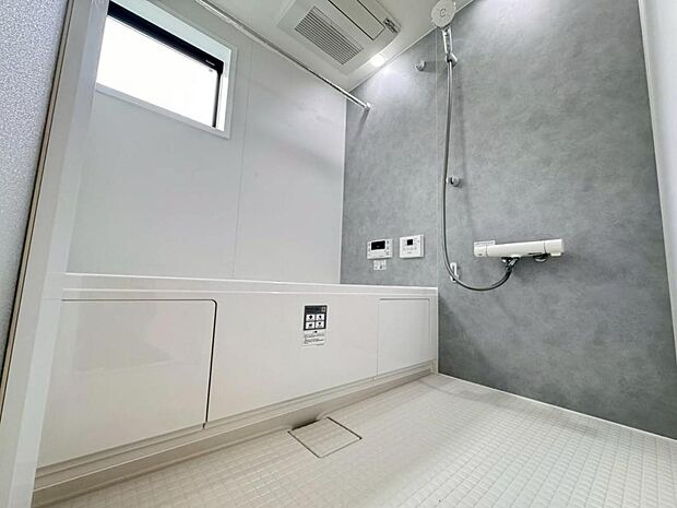 【バスルーム】一日の疲れを癒すバスルームです。いつでも温かいお湯に浸かっていただけるよう、追炊き機能がございます。また、雨の日や花粉の時期のお洗濯に最適な浴室換気乾燥機能もございます♪