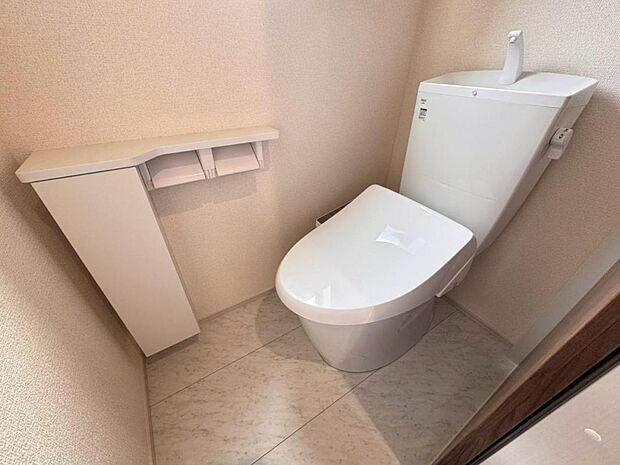 【トイレ】白を基調とし清潔感をデザインしたトイレ空間です。使い心地もしっかり追求した先進のトイレを搭載しております。