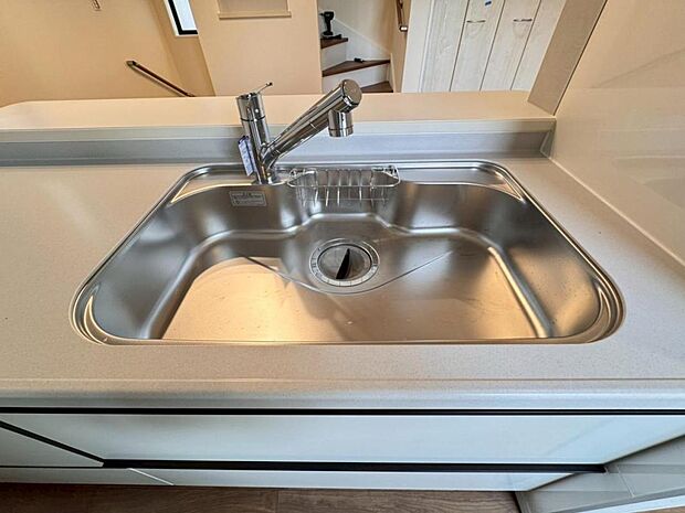 【浄水器一体型水栓】「浄水器一体型水栓」ですので、すぐに調理に使用できます。ミネラルウォーターを購入しなくて済むため人気を集めています。