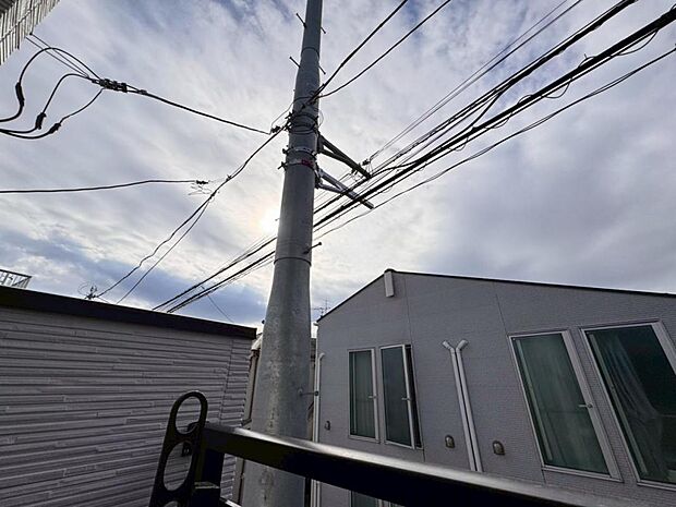 【眺望】建物の用途や高さなどが厳しく制限された第一種低層住居専用地域にございます。見晴らしや陽当りも良好です。