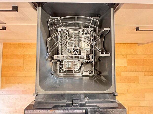 【食洗機】しつこい油汚れもサッと溶かして洗います。除菌も出来るので小さなお子様の食器洗いにも安心です。また、手洗いに比べて使用水量はごくわずか。時間と水道の節約になります。