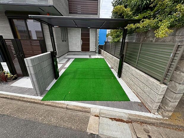 【駐車スペース】駐車スペースは1台完備。前面道路も広々しお車の入出庫が快適です。