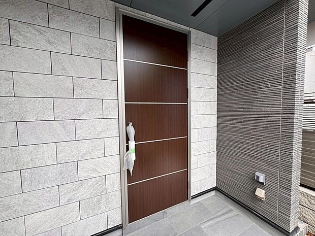 【玄関】お家の第一の顔とも言える「玄関」は明るさと清潔感をデザイン。気持ちの良い1日をここからスタート。