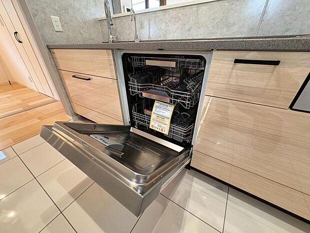 【食洗機】しつこい油汚れもサッと溶かして洗います。除菌も出来るので小さなお子様の食器洗いにも安心です。また、手洗いに比べて使用水量はごくわずか。時間と水道の節約になります。