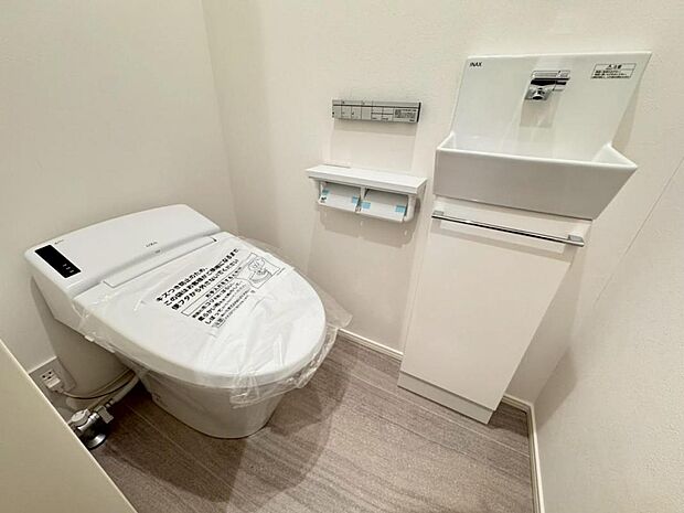 【トイレ】高機能タンクレスタイプのトイレを採用。見た目の美しさだけではなく、お手入れ・お掃除が簡単なのも重要なポイントです。
