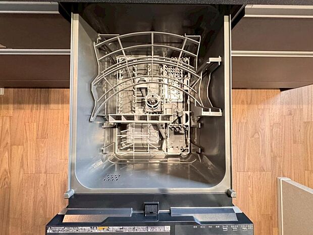 【食洗機】立ったままラクな姿勢で食器の出し入れができる食洗器を標準装備。キッチンにすっきり収まり使いやすいスライド型ビルトインタイプです。