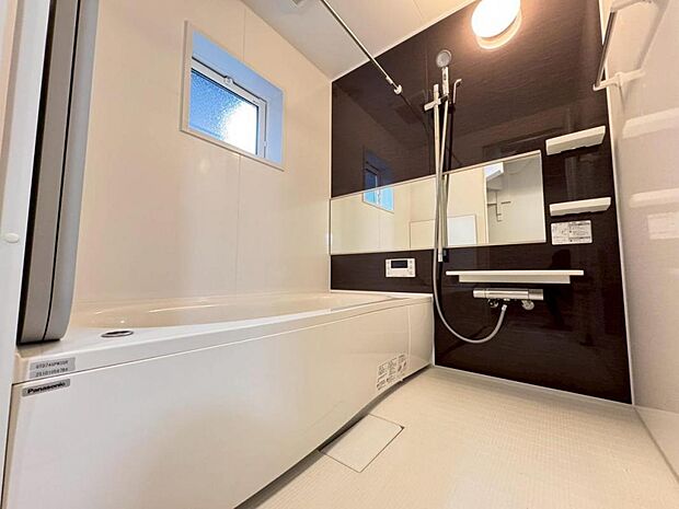 【バスルーム】一日の疲れを癒すバスルームは広々一坪タイプ。足を伸ばしてゆったりと浴槽に浸かっていただけます。雨の日や花粉の時期のお洗濯に最適な浴室換気乾燥機能もございます。