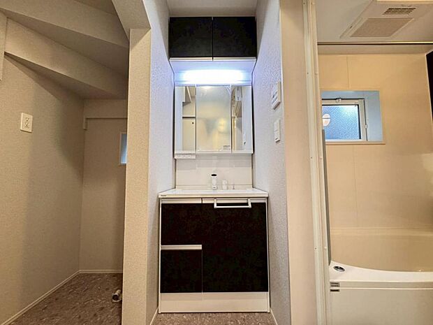 【洗面化粧台】見た目の美しさだけではなく、機能性も追求した使い勝手の良い鏡裏収納付3面鏡型の独立洗面化粧台。広めで使いやすく、収納豊富なキャビネットでいつもすっきり清潔に保てます♪