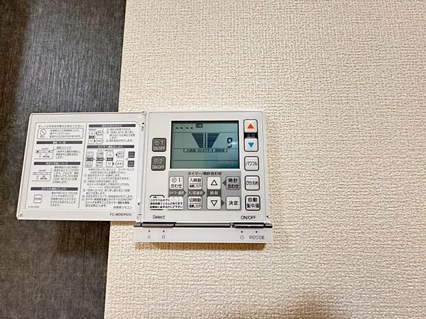 【床暖房】足元からじんわり暖まる床暖房を標準装備。空気や肌が乾燥しにくく、また塵や埃も舞い上がりません。コードがなく室内はスッキリするので小さなお子様やペットがいるご家庭にも最適です。