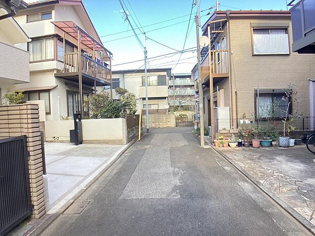 【前面道路】お車の出し入れも便利な前面道路です。歩道もしっかり整備されておりますので、小さなお子様がいらっしゃるファミリー層にも安心です。