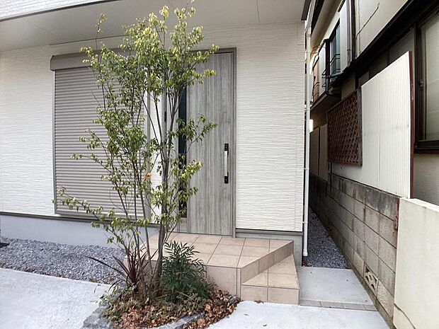 【玄関】お家の第一の顔とも言える「玄関」。清潔感のあるシンプルな空間で大切なお客様をお迎えします。