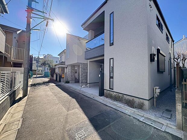 【前面道路】お車の出し入れも便利な前面道路です。歩道もしっかり整備されておりますので、小さなお子様がいらっしゃるファミリー層にも安心です。