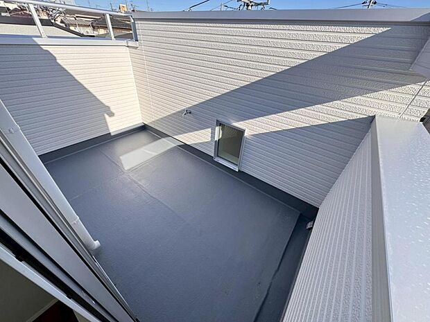 【ルーフバルコニー】都会の喧騒の中でも、空の下にプライベート空間をもつ自慢のルーフバルコニー。天気の良い日は、リビングだけでなく、バルコニーでの楽しみ方も増えそうです。