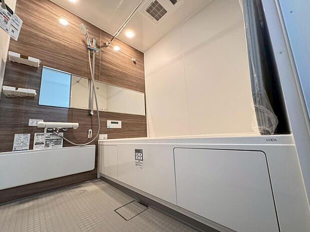 【バスルーム】一日の疲れを癒すバスルームは広々一坪タイプ。足を伸ばしてゆったりと浴槽に浸かっていただけます。雨の日や花粉の時期のお洗濯に最適な浴室換気乾燥機能もございます。