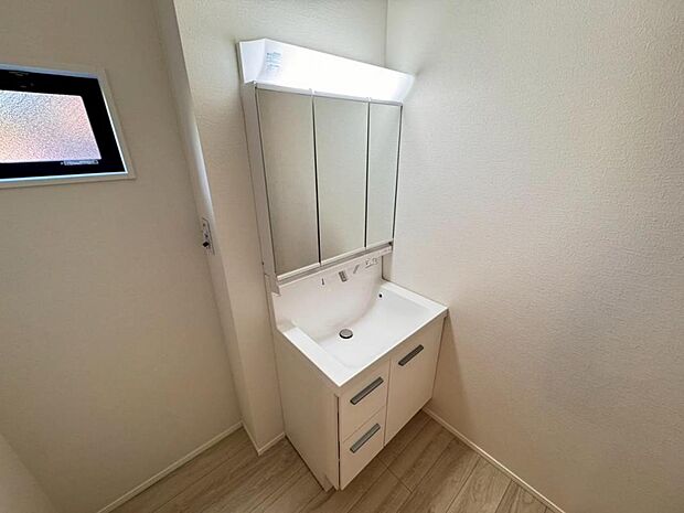 【洗面化粧台】見た目の美しさだけではなく、機能性も追求した使い勝手の良い鏡裏収納付3面鏡型の独立洗面化粧台。広めで使いやすく、収納豊富なキャビネットでいつもすっきり清潔に保てます♪