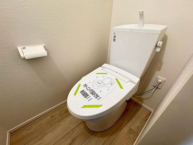 【トイレ】白を基調とし清潔感をデザインしたトイレ空間です。使い心地もしっかり追求した先進のトイレを搭載しております。