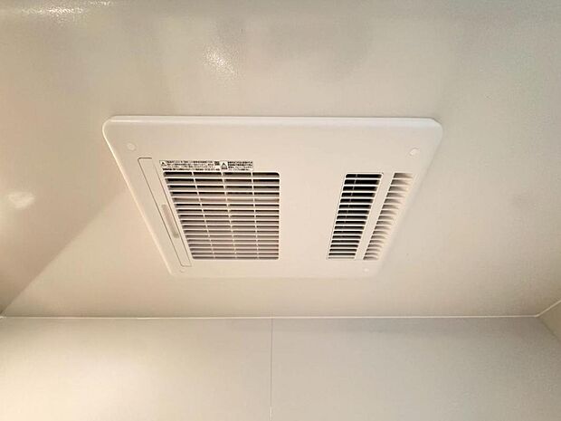 【浴室換気乾燥機】「浴室換気乾燥機」は梅雨の季節や春先の花粉の季節、最近ではPM2.5や黄砂の飛来対策としても外干しせずに室内で乾燥できるため、とても便利です。