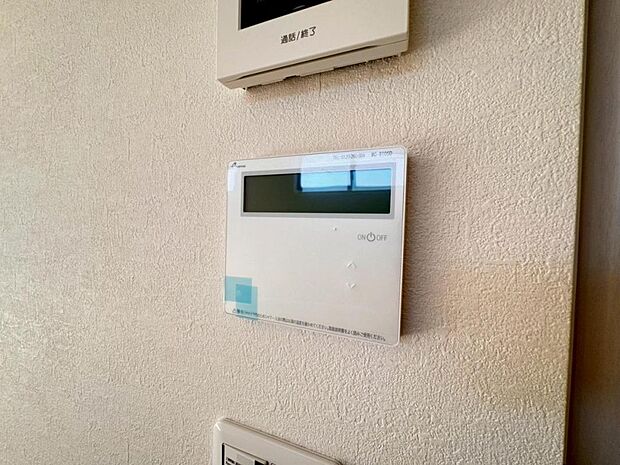 【床暖房】足元からじんわり暖まる床暖房を標準装備。空気や肌が乾燥しにくく、また塵や埃も舞い上がりません。コードがなく室内はスッキリするので小さなお子様やペットがいるご家庭にも最適です。