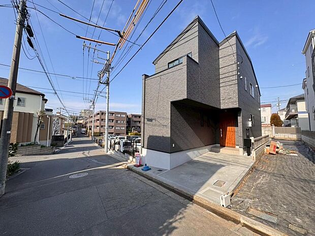 【前面道路】お車の出し入れも便利な前面道路です。歩道もしっかり整備されておりますので、小さなお子様がいらっしゃるファミリー層にも安心です。