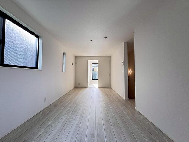 【ダイニング】リビングは17.8帖ございます。外からの視線が気になりにくい2階リビング。プライベートを守りながら、ご家族との楽しい時間をお過ごし頂けます。