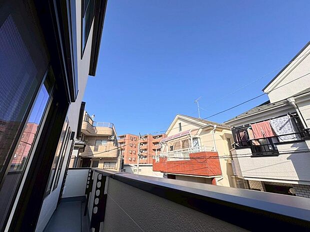 【眺望】圧迫感がなく、見晴らしや陽当りも良好です。閑静で落ち着いた街並みは心に安らぎとゆとりを叶えてくれます。