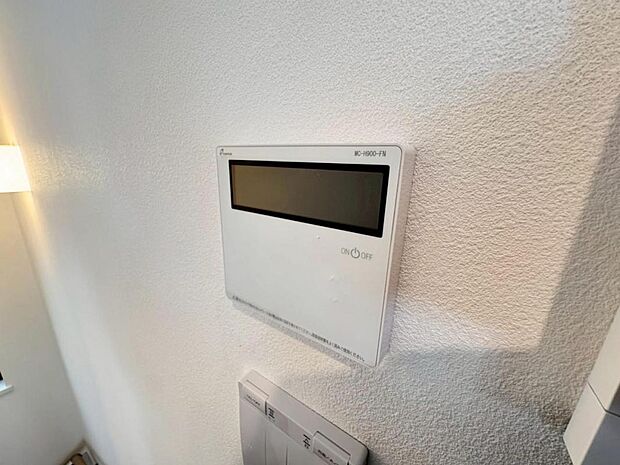 【オートバス】離れた場所からでも浴槽の操作が可能な追い焚き機能付きです。セミオート式になりますので操作も楽々。