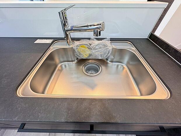 【浄水器一体型水栓】「浄水器一体型水栓」ですので、すぐに調理に使用できます。ミネラルウォーターを購入しなくて済むため人気を集めています。