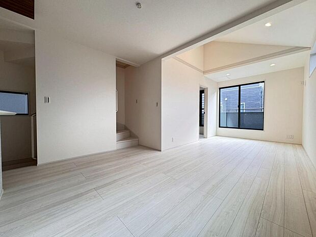 【リビング】リビングはご家族やお客様との時間など、多くの時を刻む空間。建築家が吟味を重ねたこだわりの設計です。