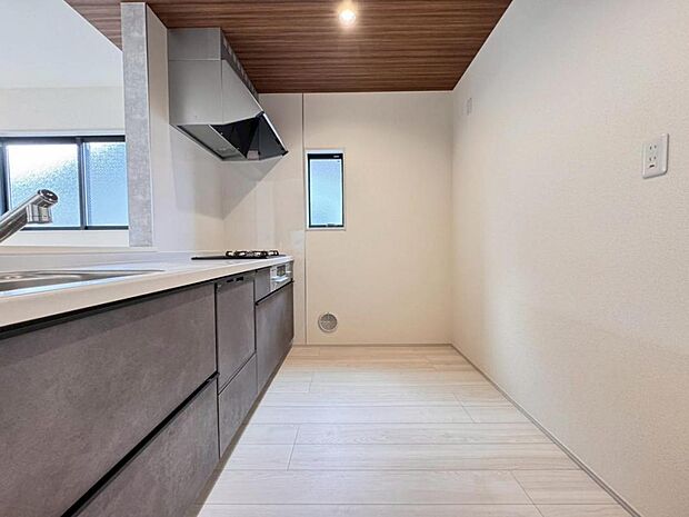 【キッチン】機能充実のシステムキッチンです。浄水器一体型水栓に3口グリルコンロ、食洗器と充実しておりママの家事をサポート致します。