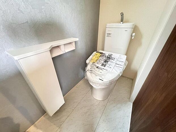 【トイレ】白を基調とし清潔感をデザインしたトイレ空間です。使い心地もしっかり追求した先進のトイレを搭載しております。