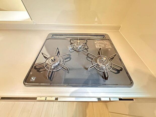 【3口ガスコンロ】3口ガスコンロを採用、同時に複数の調理を進められるため、調理時間が短縮できます。