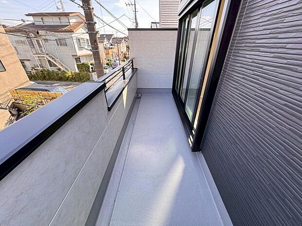 【バルコニー】陽当りの良いバルコニーはお洗濯物が効率よく乾きます。季節の光と風を感じられるとっておきの空間です。