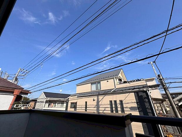 【眺望】圧迫感がなく、見晴らしや陽当りも良好です。閑静で落ち着いた街並みは心に安らぎとゆとりを叶えてくれます。