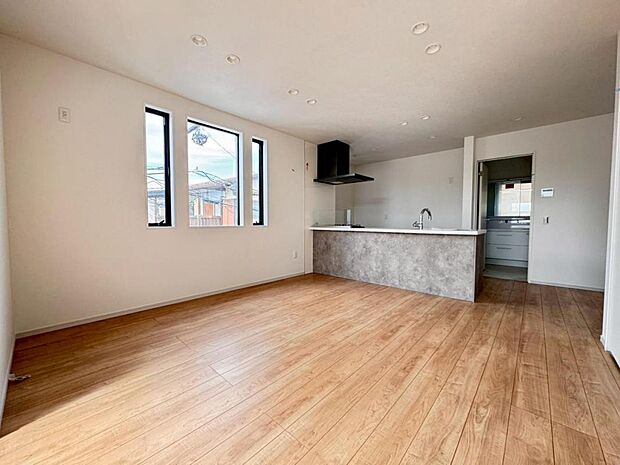 【ダイニング】リビングは25.2帖ございます。外からの視線が気になりにくい2階リビング。プライベートを守りながら、ご家族との楽しい時間をお過ごし頂けます。