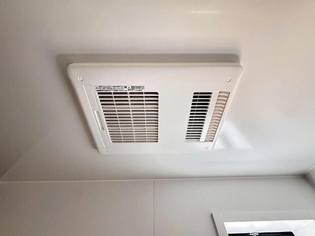 【浴室換気乾燥機】「浴室換気乾燥機」は梅雨の季節や春先の花粉の季節、最近ではPM2.5や黄砂の飛来対策としても外干しせずに室内で乾燥できるため、とても便利です。