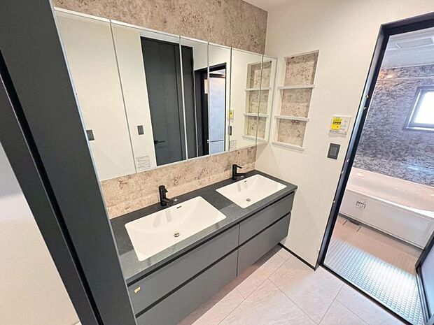 【洗面化粧台】見た目の美しさだけではなく、機能性も追求した使い勝手の良い鏡裏収納付3面鏡型の独立洗面化粧台。広めで使いやすく、収納豊富なキャビネットでいつもすっきり清潔に保てます♪