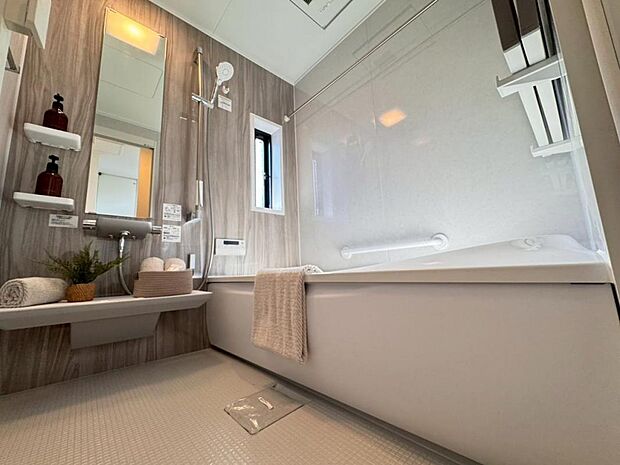 【バスルーム】一日の疲れを癒すバスルームは広々一坪タイプ。足を伸ばしてゆったりと浴槽に浸かっていただけます。雨の日や花粉の時期のお洗濯に最適な浴室換気乾燥機能もございます。