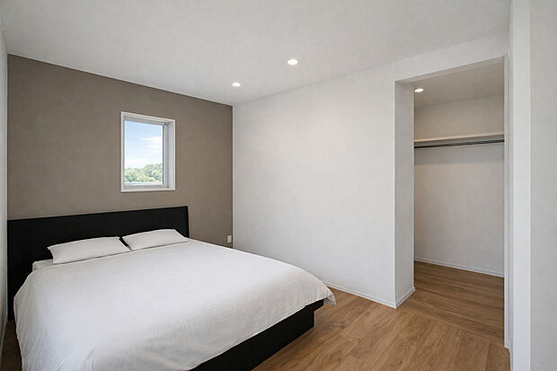 グレーのアクセントクロスで落ち着いた雰囲気の寝室※完成イメージ画像