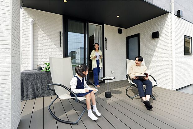 【家族で楽しむウッドデッキ】ランドリールームやLDKから直接アクセス可能。